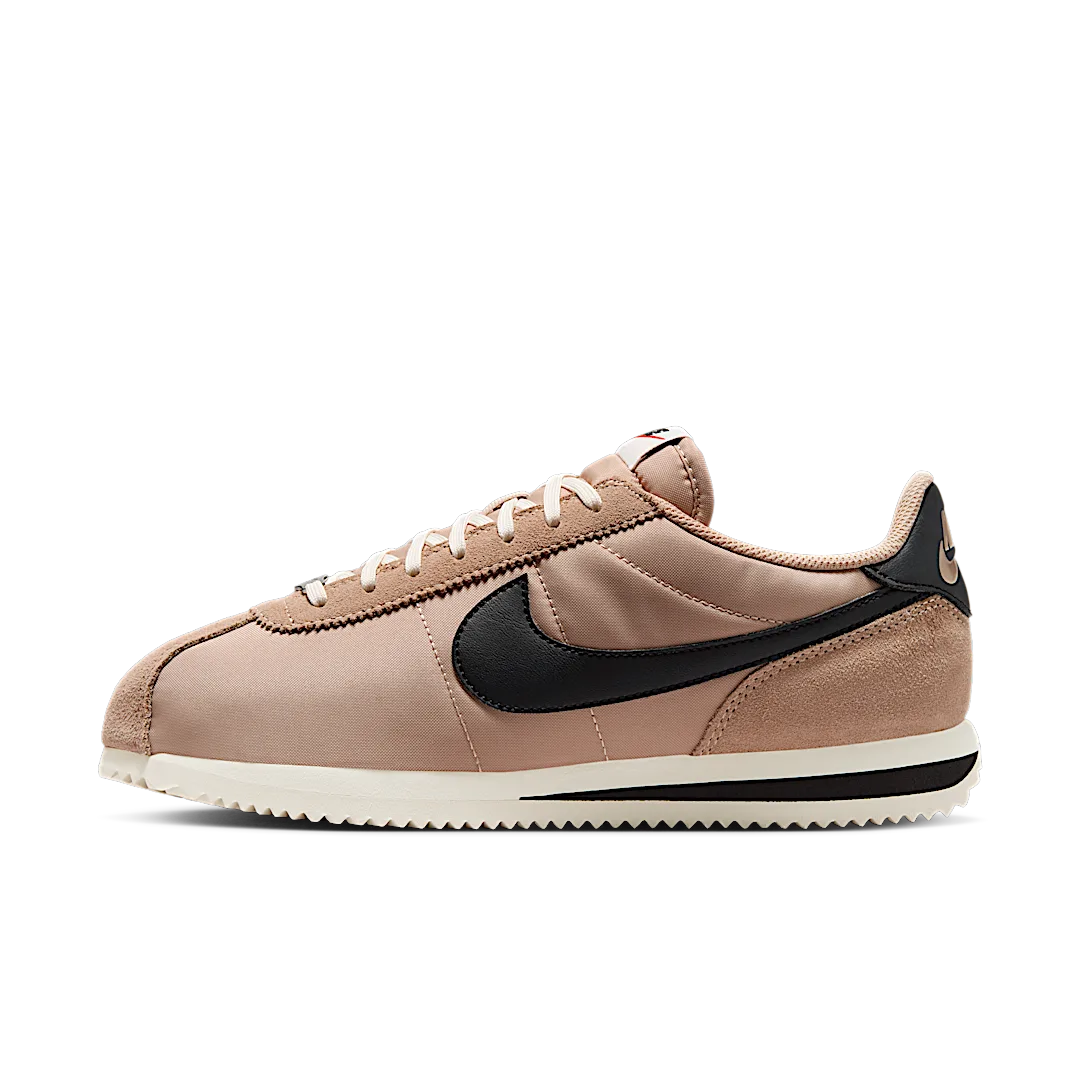 Overkicks - Nike Cortez Desert Black Sail (IF1764-200) - vista lateral