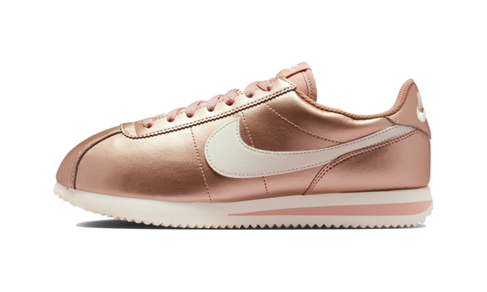 Overkicks - Nike Cortez Metallic Red Bronze (Womens) (IR0042-900) - vista lateral