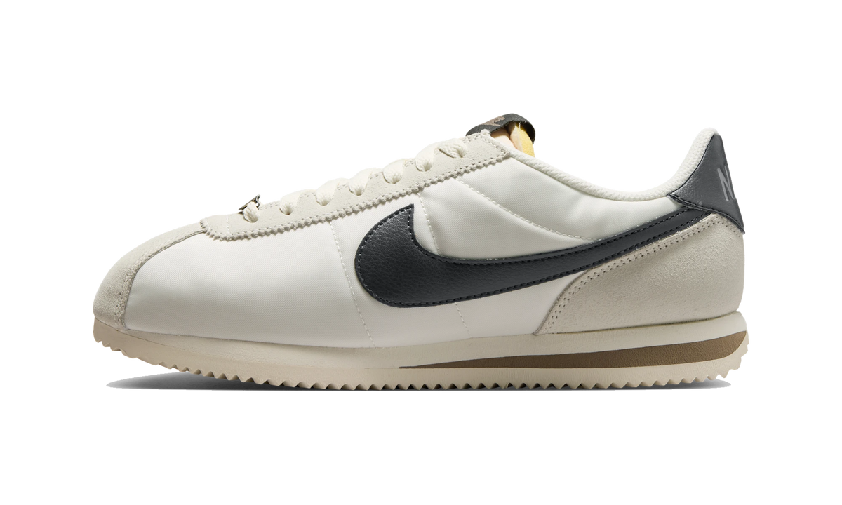 Overkicks - Nike Cortez Phantom Sail Mink Brown Off-Noir (Womens) (IU7556-030) - vista lateral