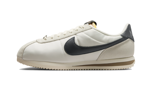 Overkicks - Nike Cortez Phantom Sail Mink Brown Off-Noir (Womens) (IU7556-030) - vista lateral