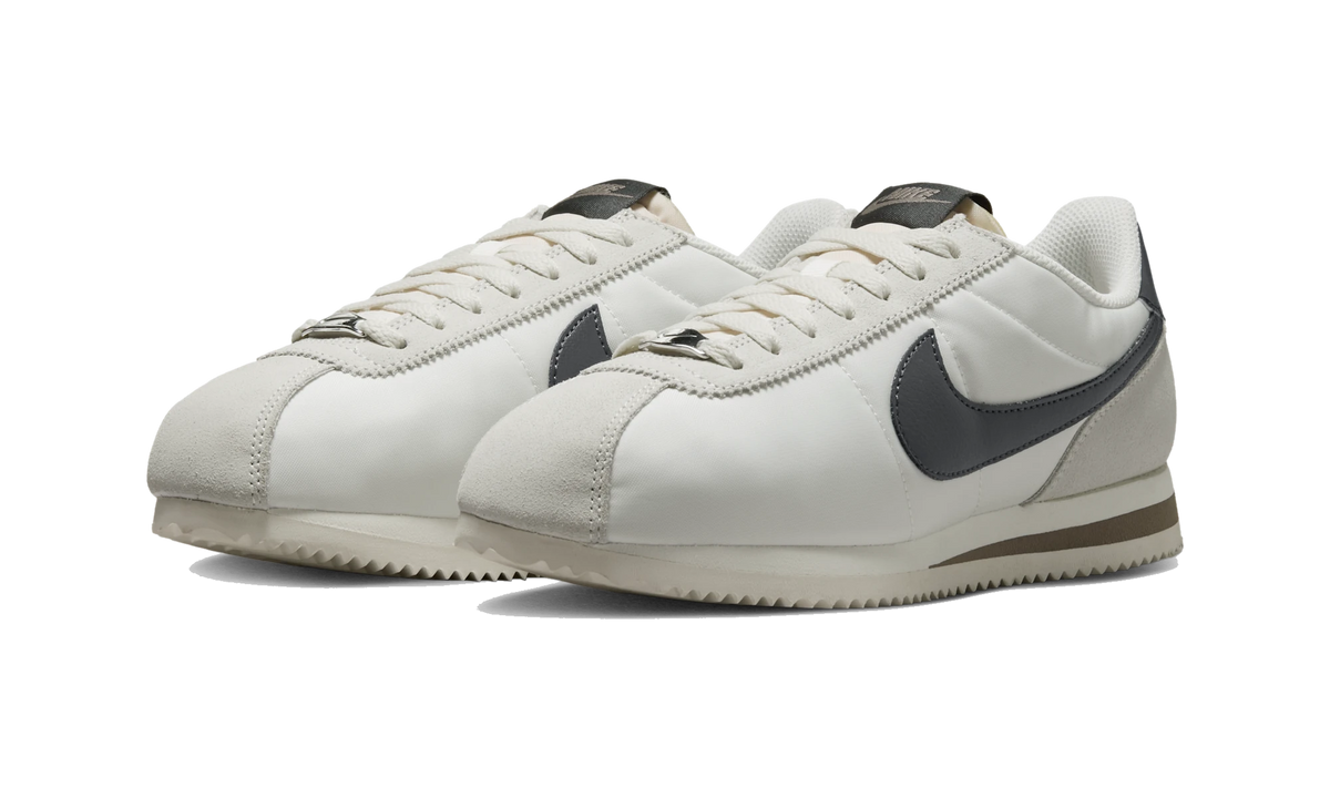Overkicks - Nike Cortez Phantom Sail Mink Brown Off-Noir (Womens) (IU7556-030) - vista trasera