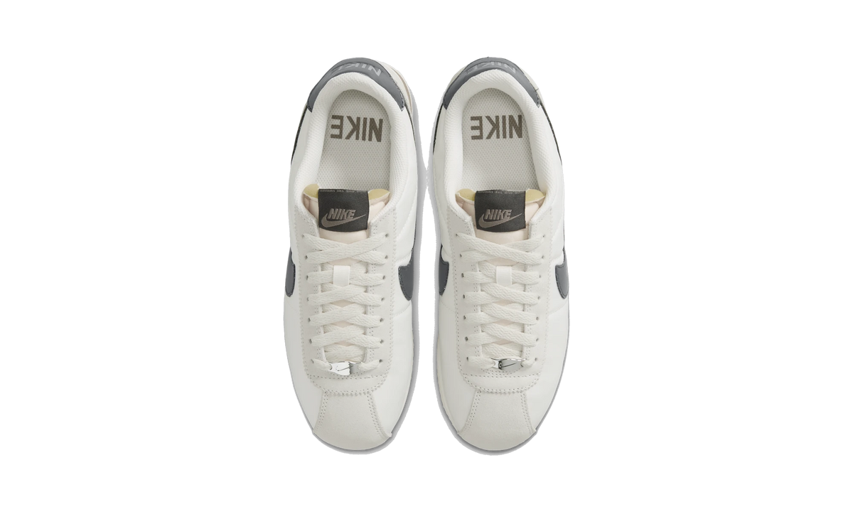Overkicks - Nike Cortez Phantom Sail Mink Brown Off-Noir (Womens) (IU7556-030) - vista superior
