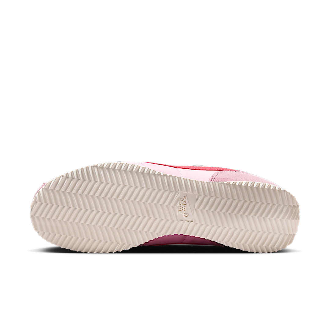 Overkicks - Nike Cortez TXT Medium Soft Pink Sail (HF9994-600) - detalle suela