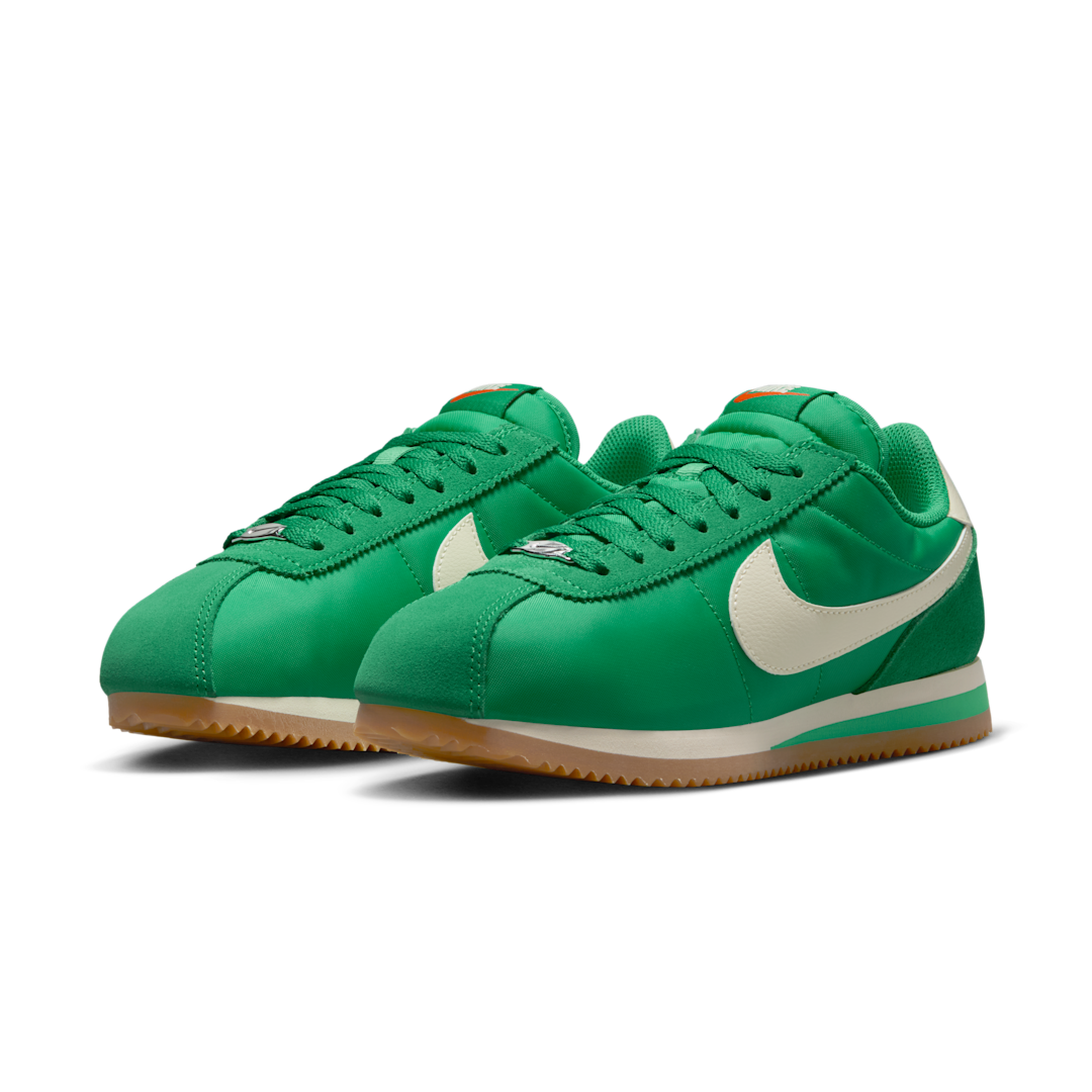 Overkicks - Nike Cortez TXT Stadium Green (Womens) (DZ2795-301) - vista trasera