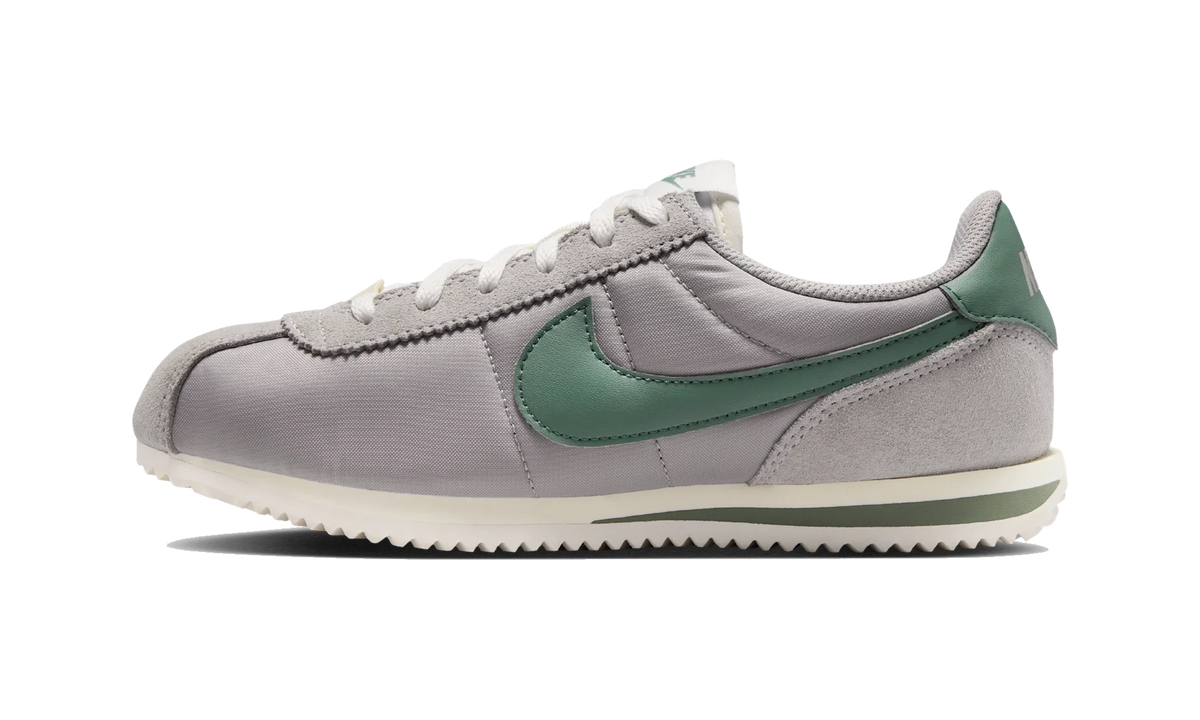 Overkicks - Nike Cortez Textile College Grey Clay Green (GS) (IH7654-005) - vista lateral