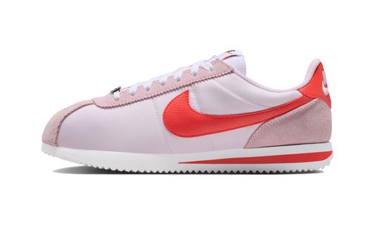 Overkicks - Nike Cortez Textile Pink Foam Light Crimson (Womens) (DZ2795-609) - vista lateral