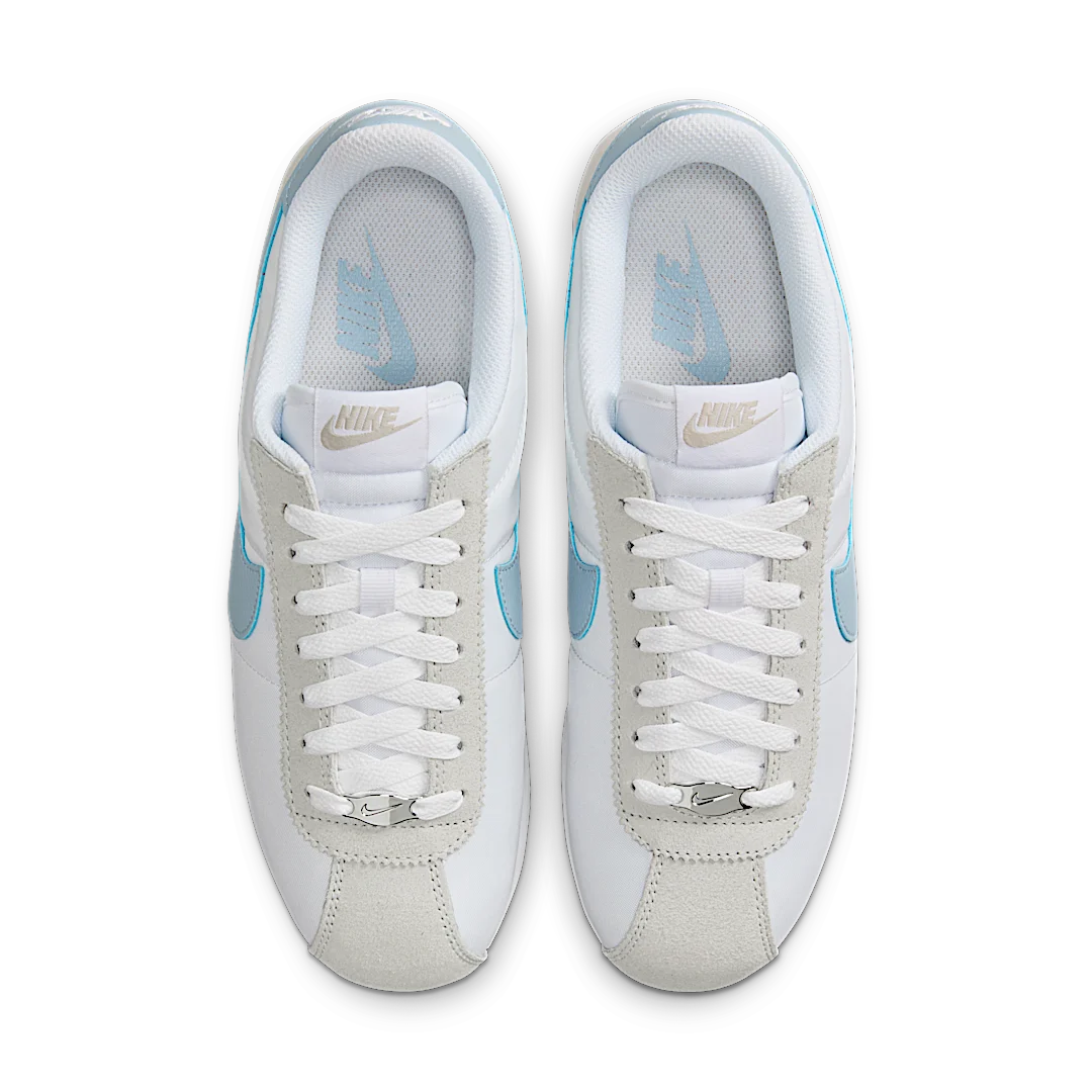 Overkicks - Nike Cortez Textile White Light Orewood Brown Summit White Light Armory Blue (Womens) (DZ2795-100) - vista trasera
