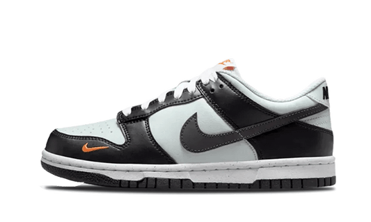 Overkicks - Nike Dunk Low Black Bright Mandarin Mini Swoosh (FN7784-001) - vista lateral