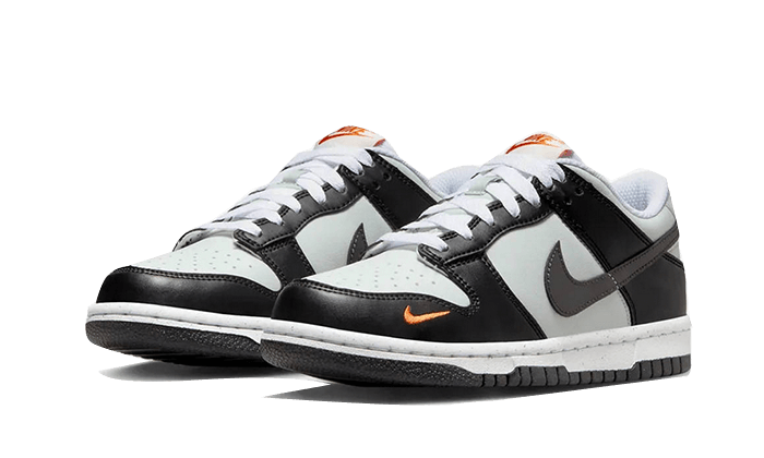 Overkicks - Nike Dunk Low Black Bright Mandarin Mini Swoosh (FN7784-001) - vista trasera