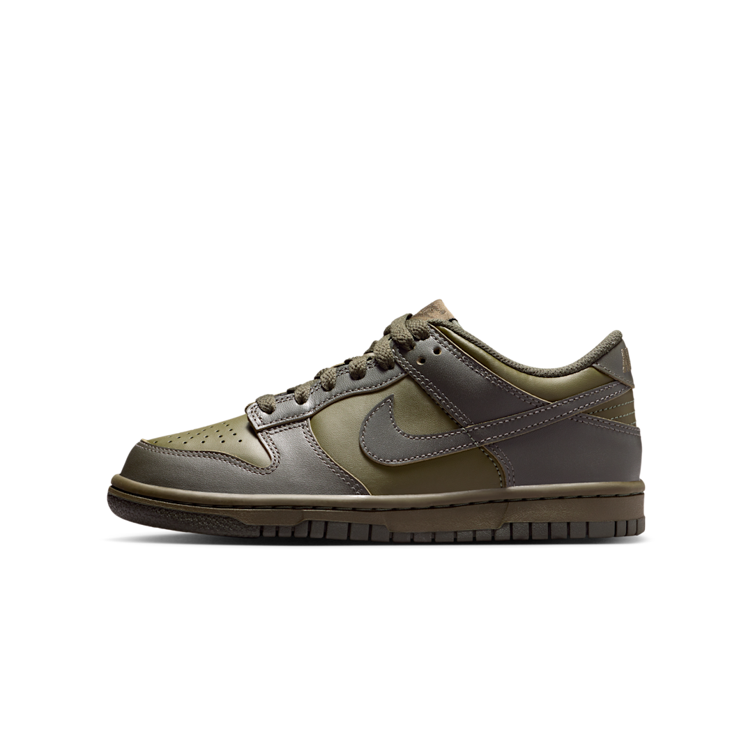 Overkicks - Nike Dunk Low Cargo Khaki Sequoia (GS) (FB9109-302) - vista lateral