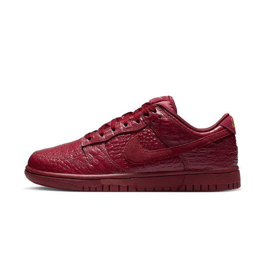 Overkicks - Nike Dunk Low Crocodile Team Red (HV4388-600) - vista lateral