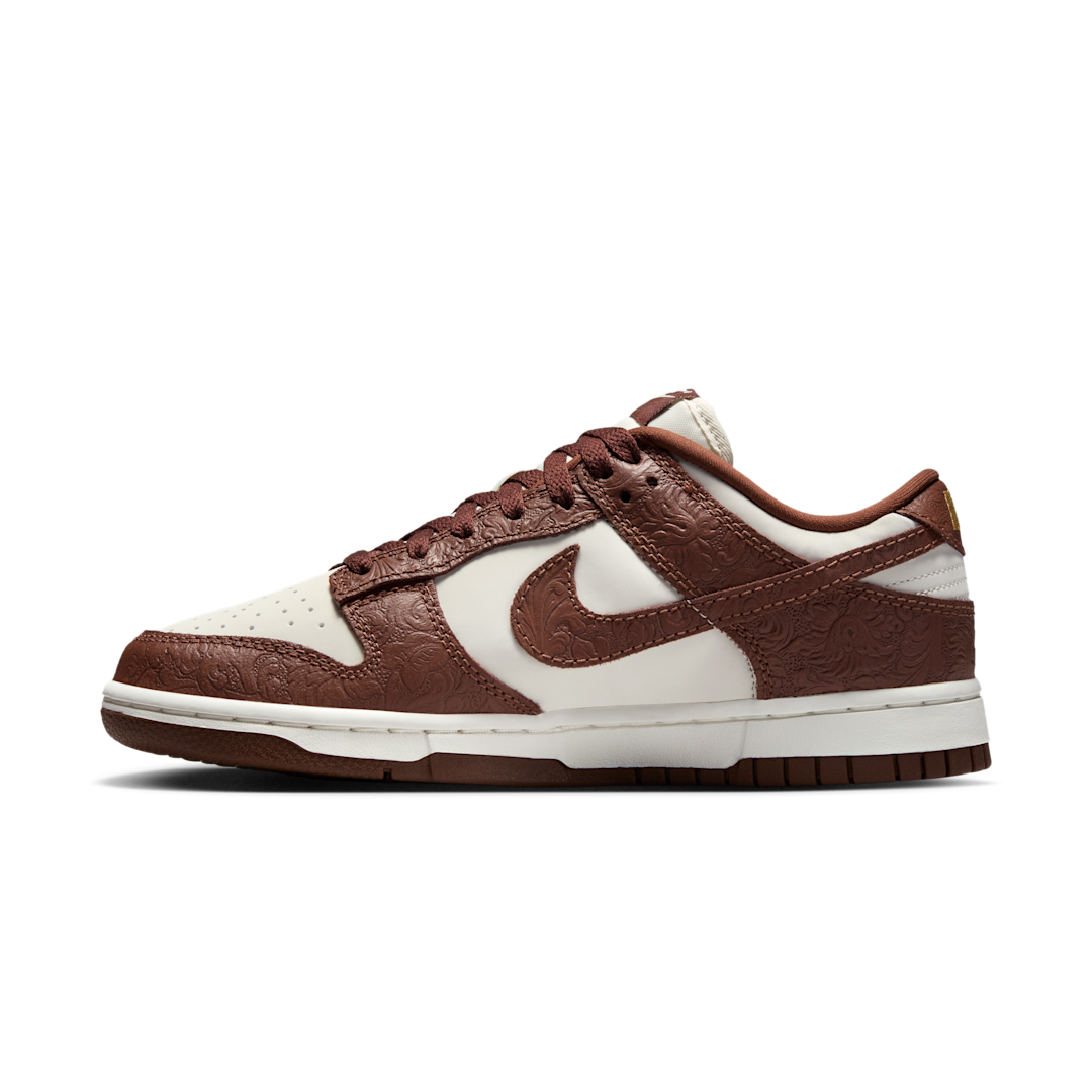 Overkicks - Nike Dunk Low Embossed Baroque Sail Fauna Brown (IF3944-100) - vista lateral