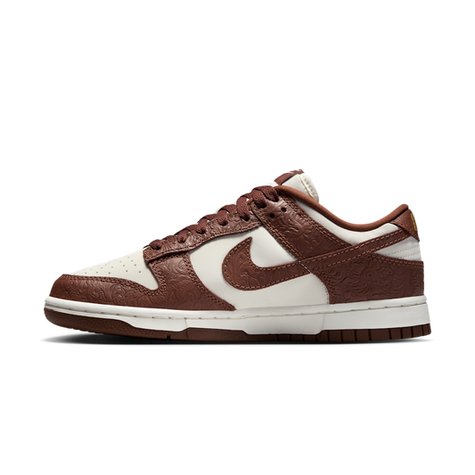 Overkicks - Nike Dunk Low Embossed Baroque Sail Fauna Brown (IF3944-100) - vista lateral
