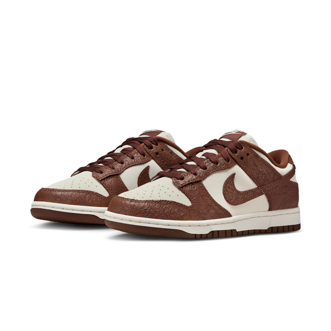 Overkicks - Nike Dunk Low Embossed Baroque Sail Fauna Brown (IF3944-100) - vista trasera