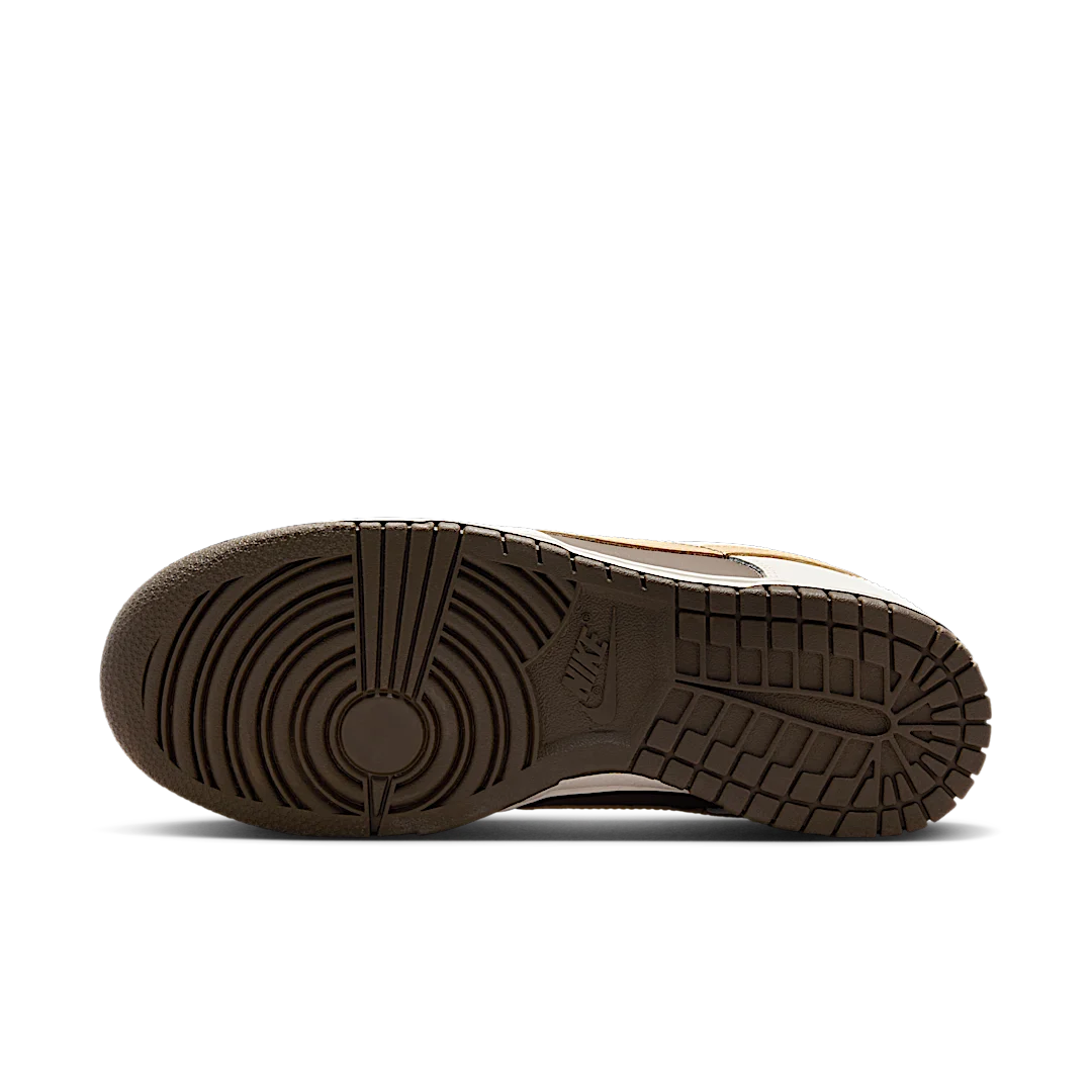 Overkicks - Nike Dunk Low Ironstone Sesame (HM9655-001) - detalle suela