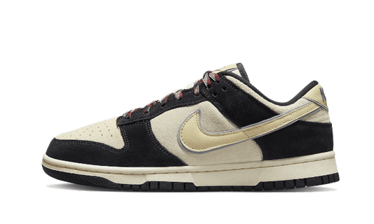 Overkicks - Nike Dunk Low LX Black Suede Team Gold (DV3054-001) - vista lateral