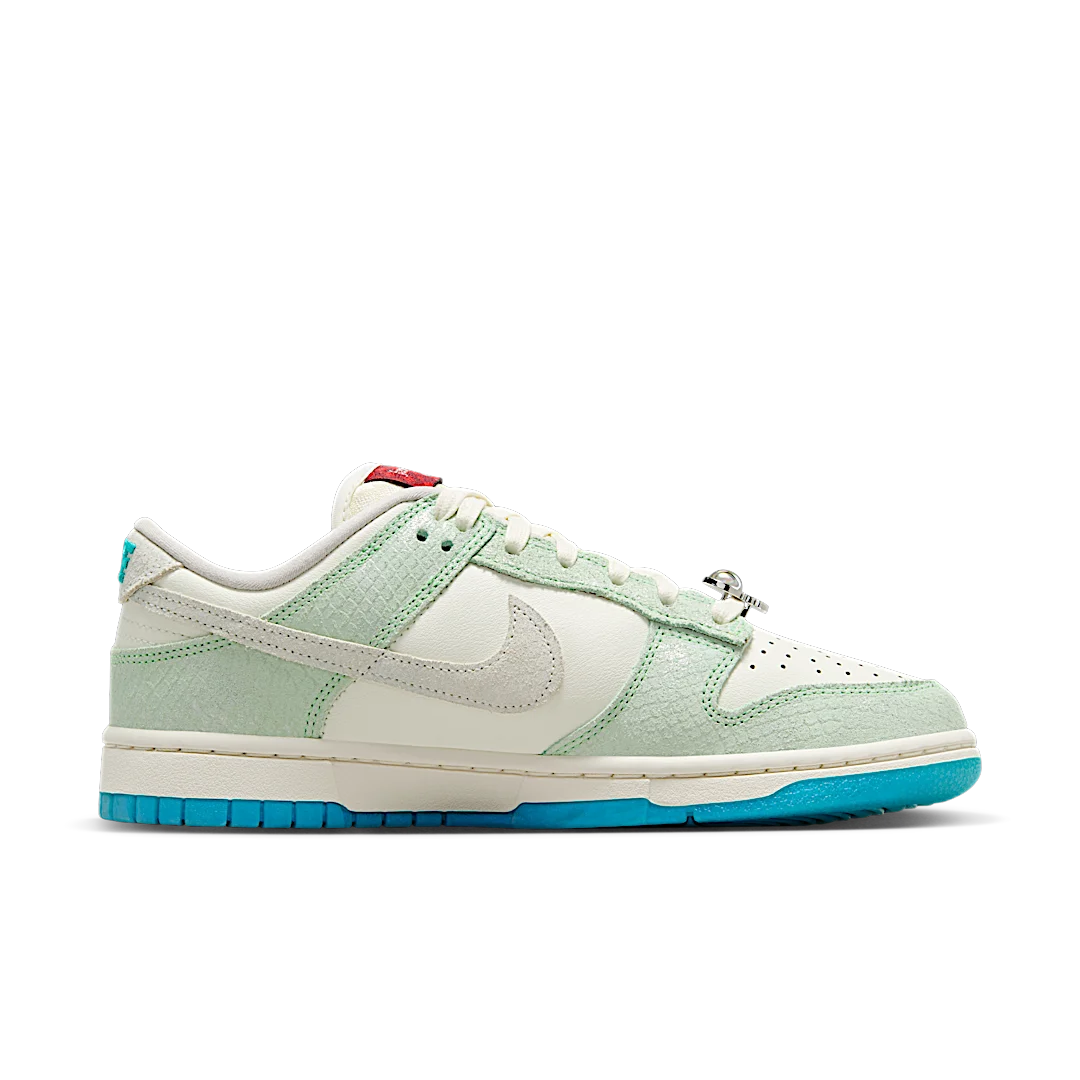 Overkicks - Nike Dunk Low LX Year of the Dragon (2024) (FZ5065-111) - par completo