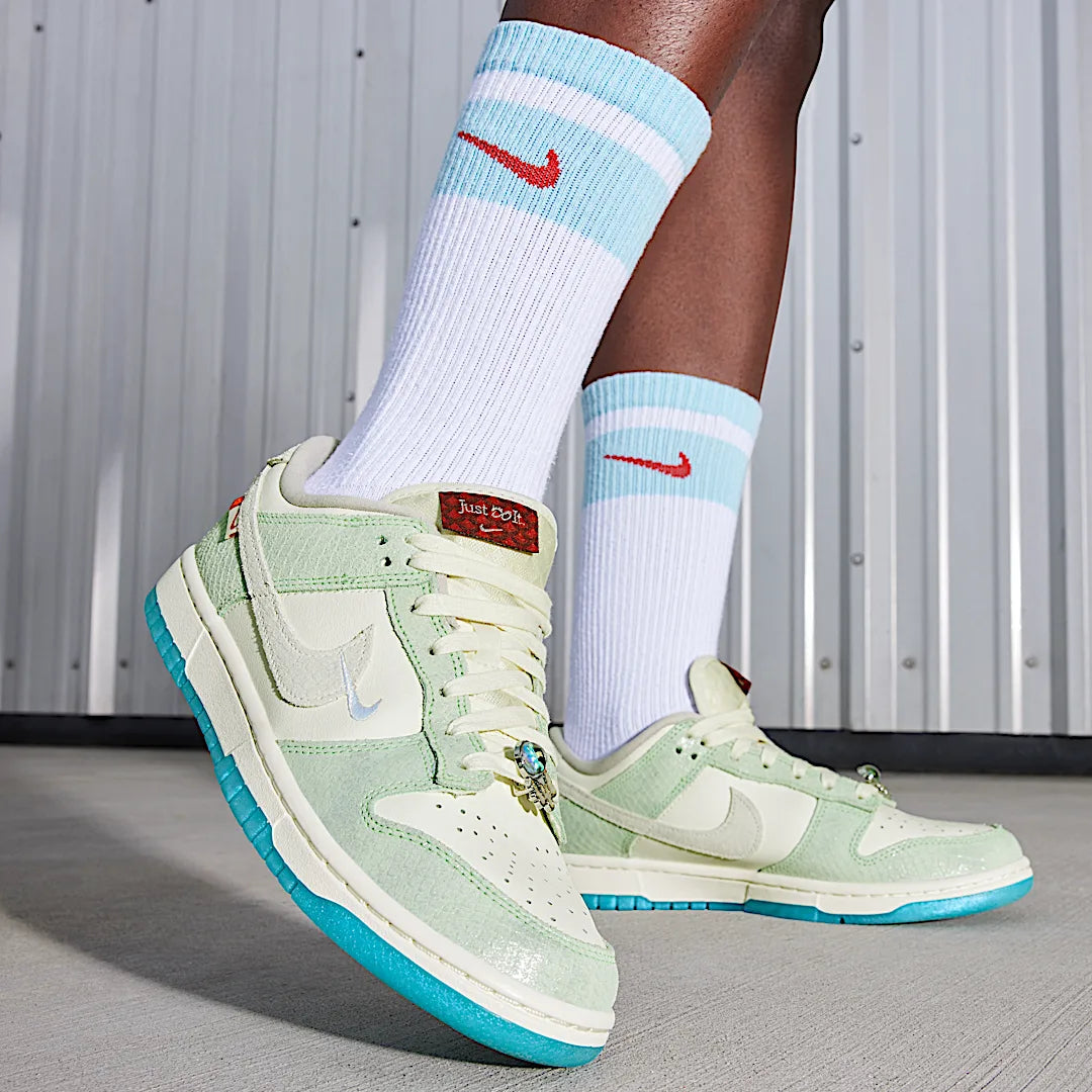 Overkicks - Nike Dunk Low LX Year of the Dragon (2024) (FZ5065-111) - detalle suela
