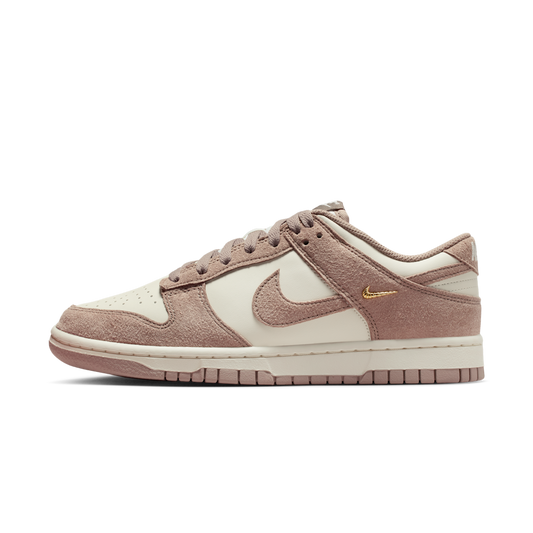 Overkicks - Nike Dunk Low Malt Gold Mini Swoosh (IB4417-105) - vista lateral