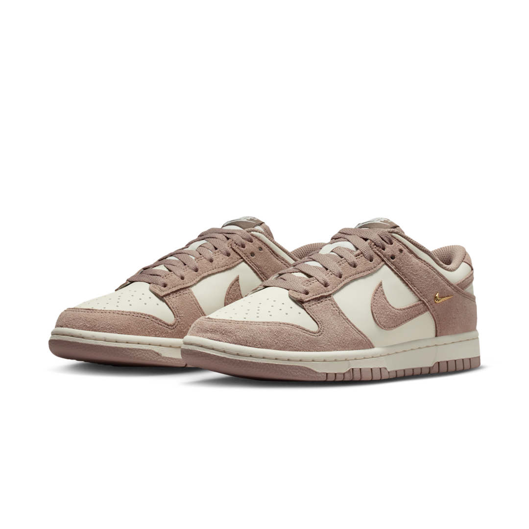 Overkicks - Nike Dunk Low Malt Gold Mini Swoosh (IB4417-105) - vista trasera