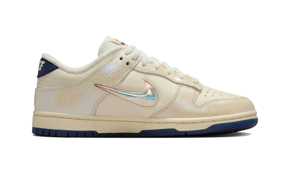 Overkicks - Nike Dunk Low Metallic Jewel Swoosh Sail (IM6571-027) - detalle suela