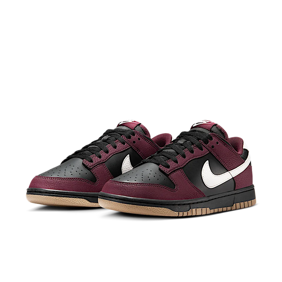 Overkicks - Nike Dunk Low Next Nature Burgundy Crush Black (HM9658-600) - vista trasera