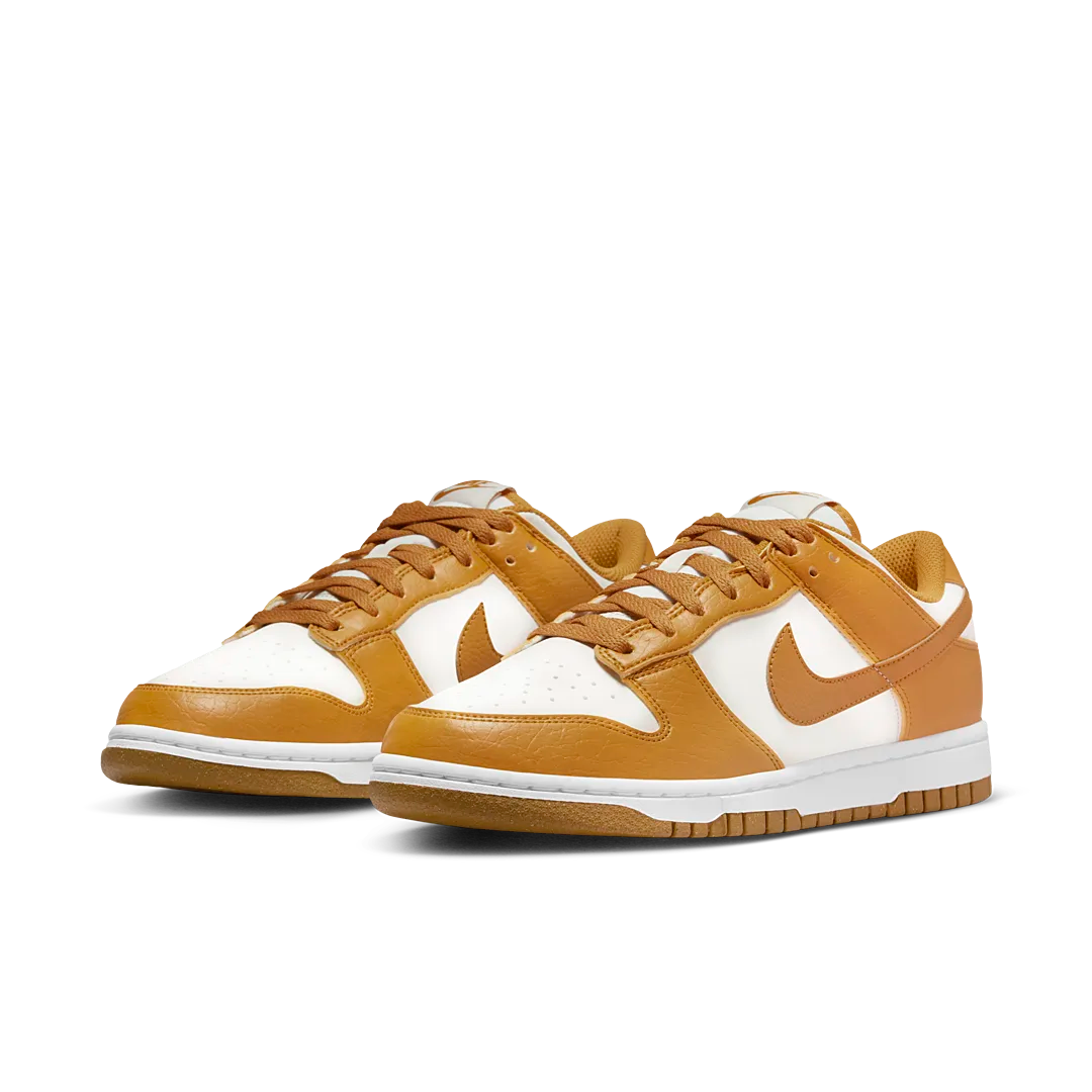 Overkicks - Nike Dunk Low Next Nature Phantom Gold Suede (DN1431-001) - vista trasera