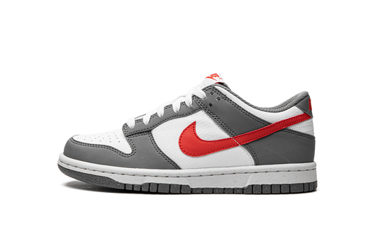 Overkicks - Nike Dunk Low Next Nature Smoke Grey Light Crimson (FB8038-001) - vista lateral