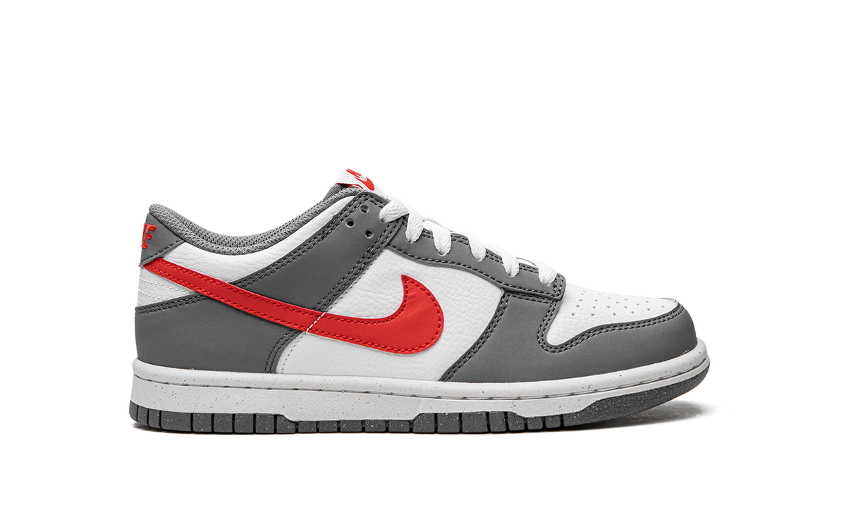 Overkicks - Nike Dunk Low Next Nature Smoke Grey Light Crimson (FB8038-001) - detalle talón