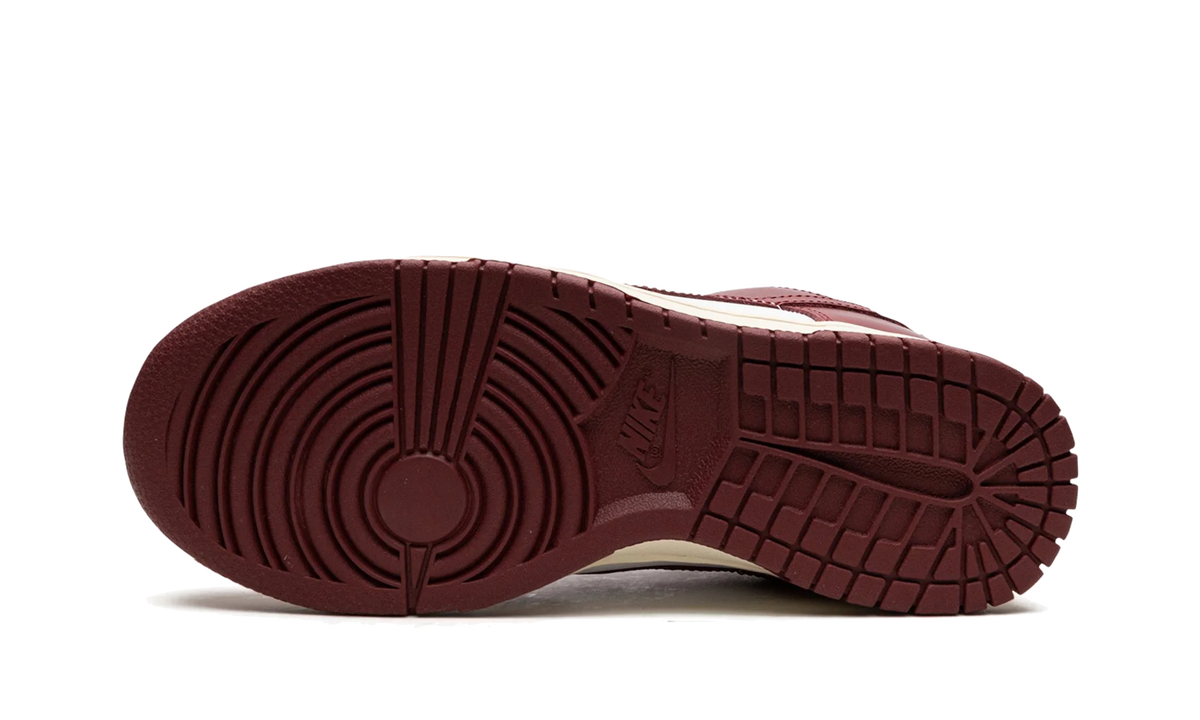 Overkicks - Nike Dunk Low PRM Vintage Team Red (FJ4555-100) - detalle suela
