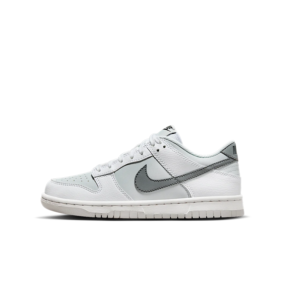Overkicks - Nike Dunk Low Reflective Swoosh White (FV0365-100) - vista lateral