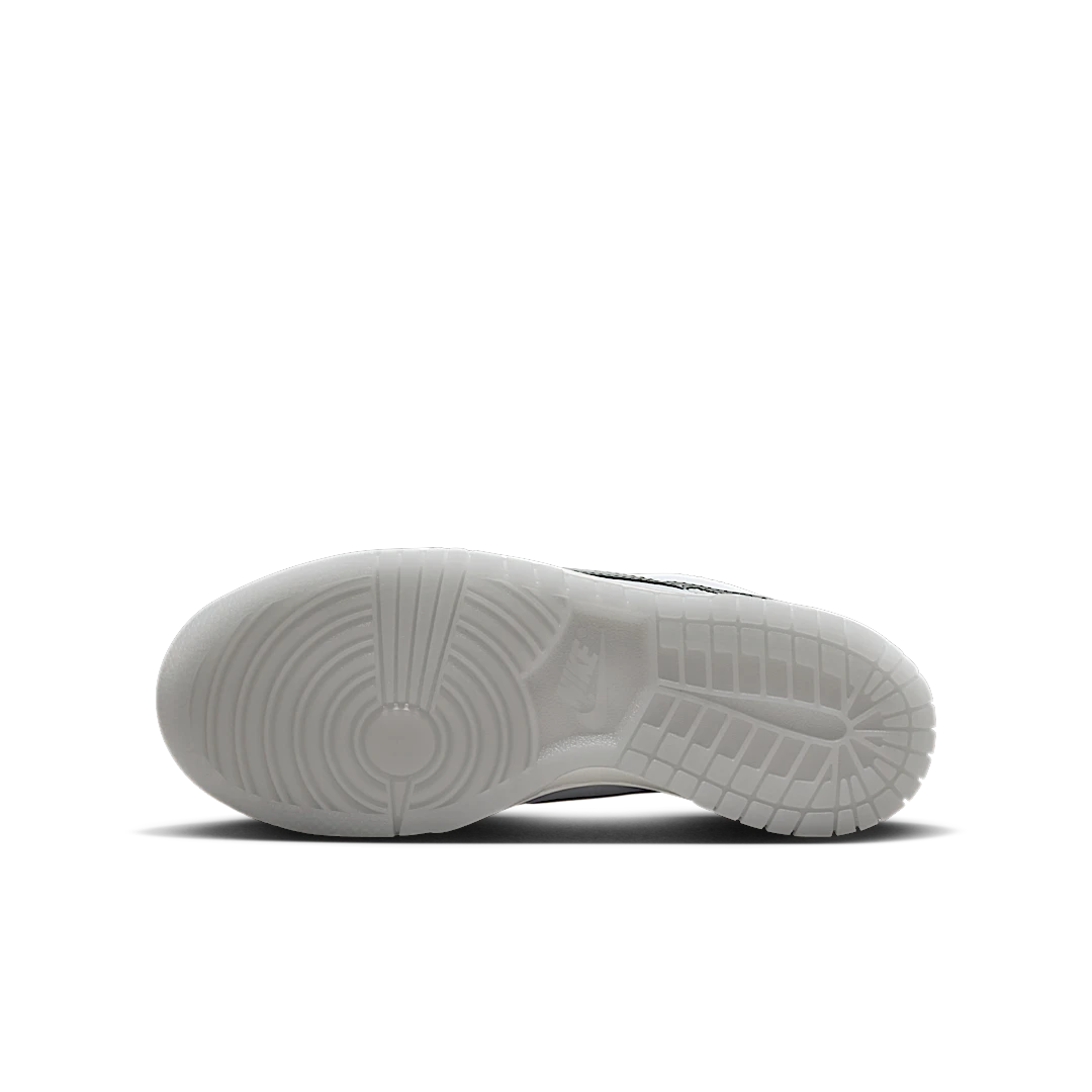 Overkicks - Nike Dunk Low Reflective Swoosh White (FV0365-100) - detalle suela