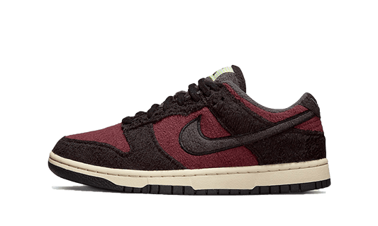 Overkicks - Nike Dunk Low SE Fleece Pack Burgundy Crush (DQ7579-600) - vista lateral