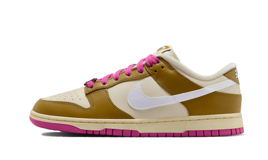 Overkicks - Nike Dunk Low SE Just Do it Bronzine Pink (FD8683-700) - vista lateral