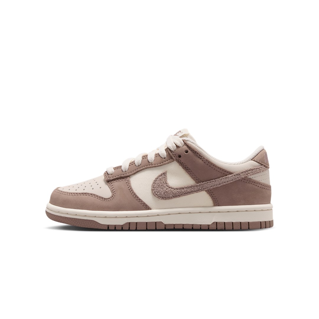 Overkicks - Nike Dunk Low SE Pale Ivory Taupe Haze (GS) (IB5721-100) - vista lateral