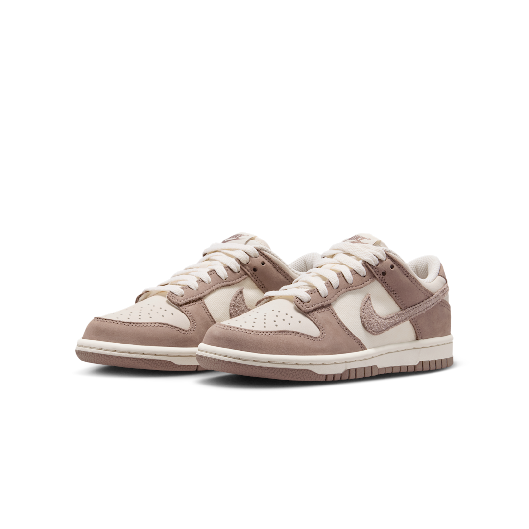 Overkicks - Nike Dunk Low SE Pale Ivory Taupe Haze (GS) (IB5721-100) - imagen 2