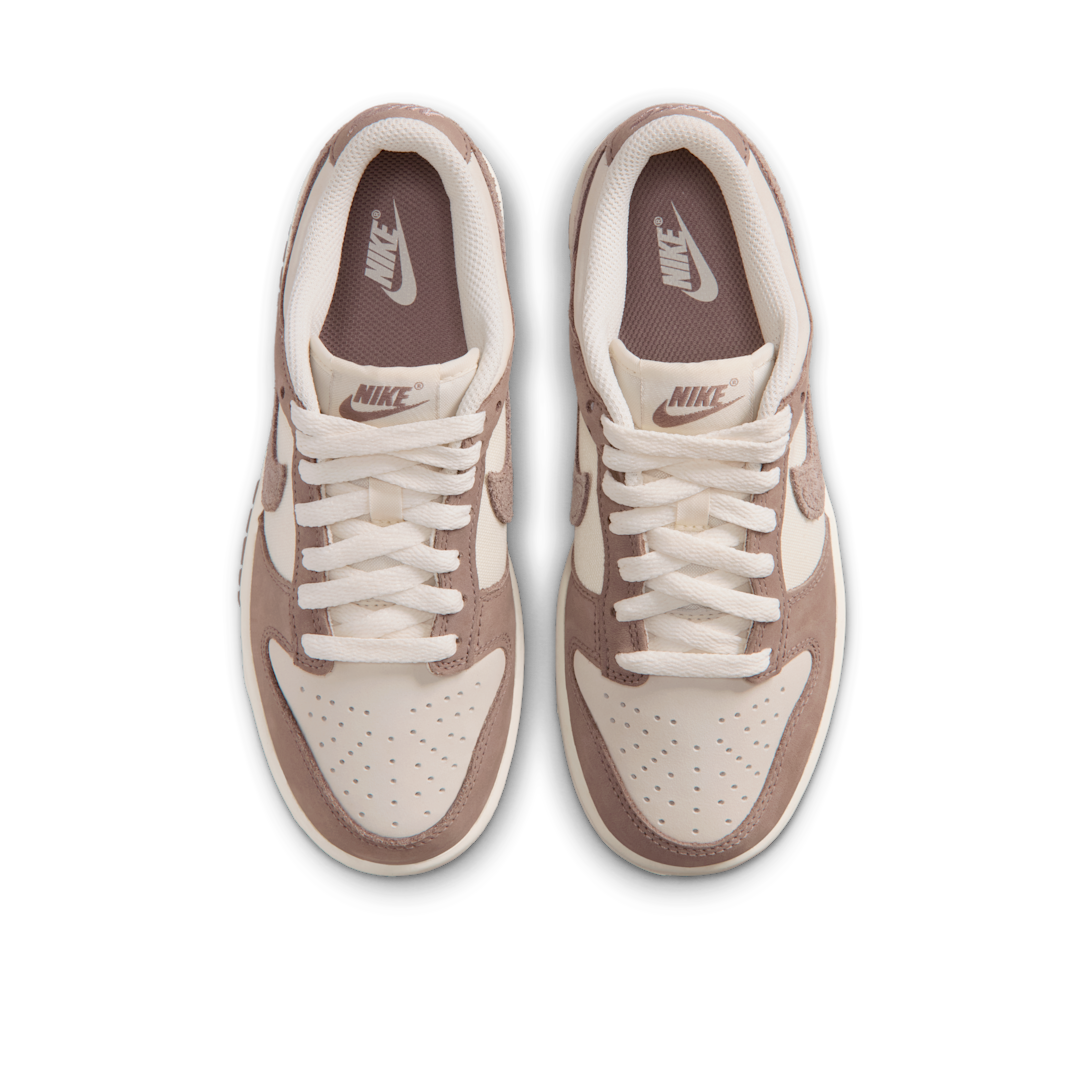 Overkicks - Nike Dunk Low SE Pale Ivory Taupe Haze (GS) (IB5721-100) - imagen 3
