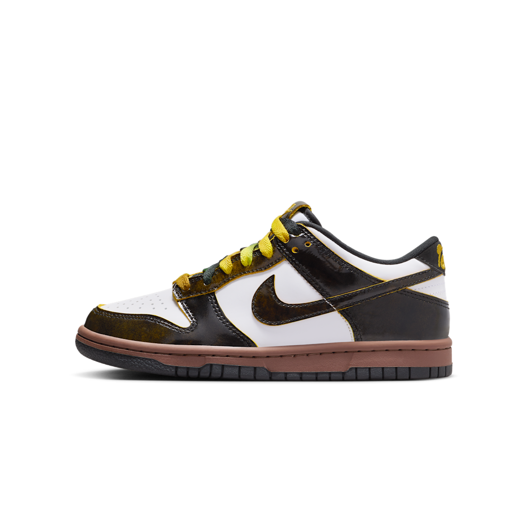 Overkicks - Nike Dunk Low SE Panda-Monium White Black Fauna Brown (GS) (HQ9294-100) - vista lateral
