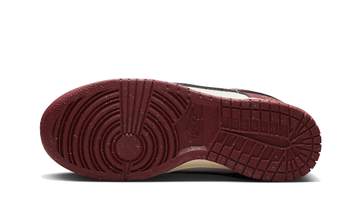 Overkicks - Nike Dunk Low SE Sisterhood Sail Team Red (DV1160-101) - par completo