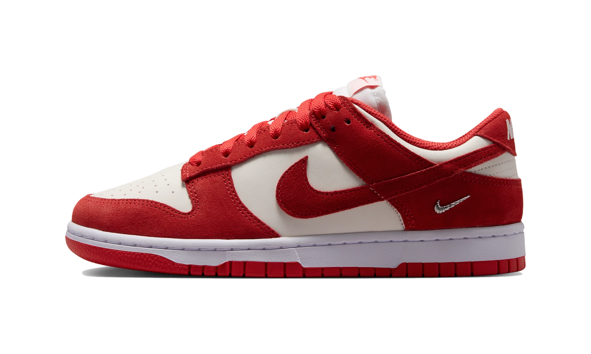 Overkicks - Nike Dunk Low Sail White Metallic Silver Light Crimson (IO4244-103) - vista lateral