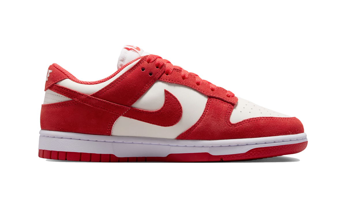 Overkicks - Nike Dunk Low Sail White Metallic Silver Light Crimson (IO4244-103) - detalle suela