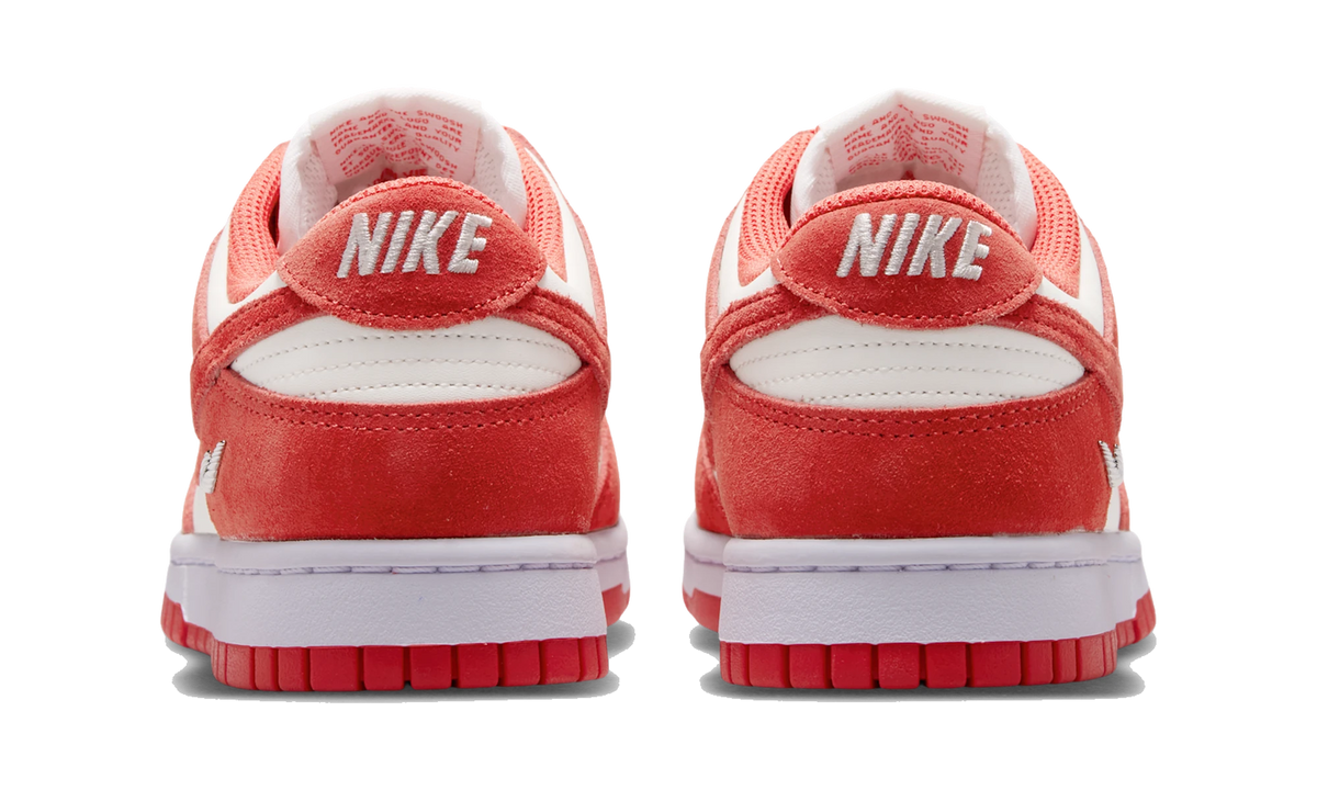 Overkicks - Nike Dunk Low Sail White Metallic Silver Light Crimson (IO4244-103) - detalle talón