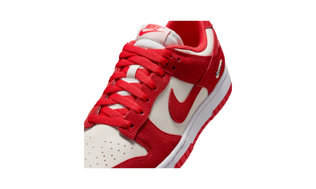 Overkicks - Nike Dunk Low Sail White Metallic Silver Light Crimson (IO4244-103) - detalle lateral interior