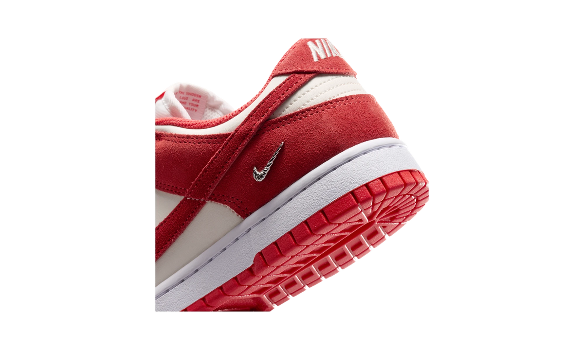 Overkicks - Nike Dunk Low Sail White Metallic Silver Light Crimson (IO4244-103) - detalle