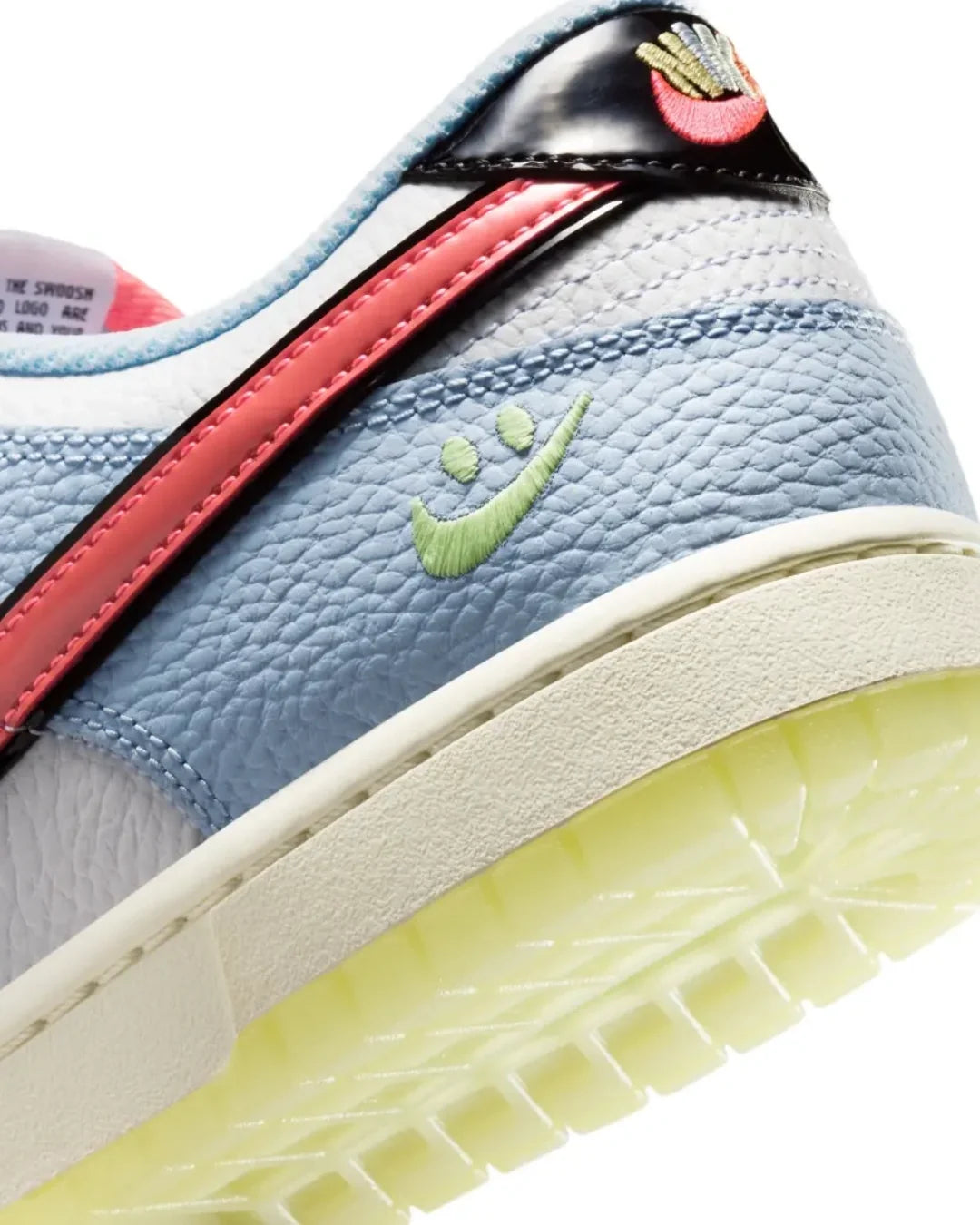 Overkicks - Nike Dunk Low Smiley Swoosh White Hydrogen Blue Crimson (IR0609-100) - vista superior