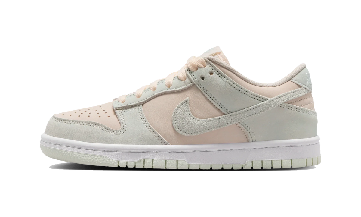 Overkicks - Nike Dunk Low Suede Chalk Barely Green (GS) (IH4574-100) - vista lateral