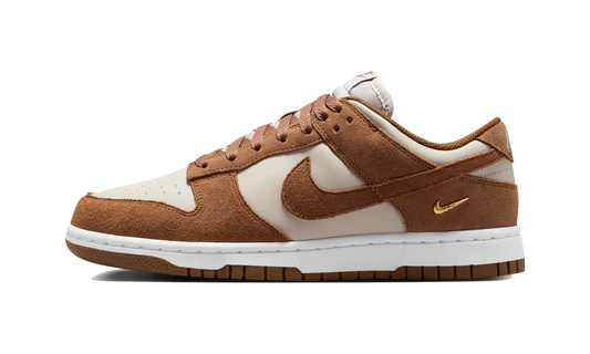 Overkicks - Nike Dunk Low Suede Light British Tan Cream (IO4244-200) - vista lateral
