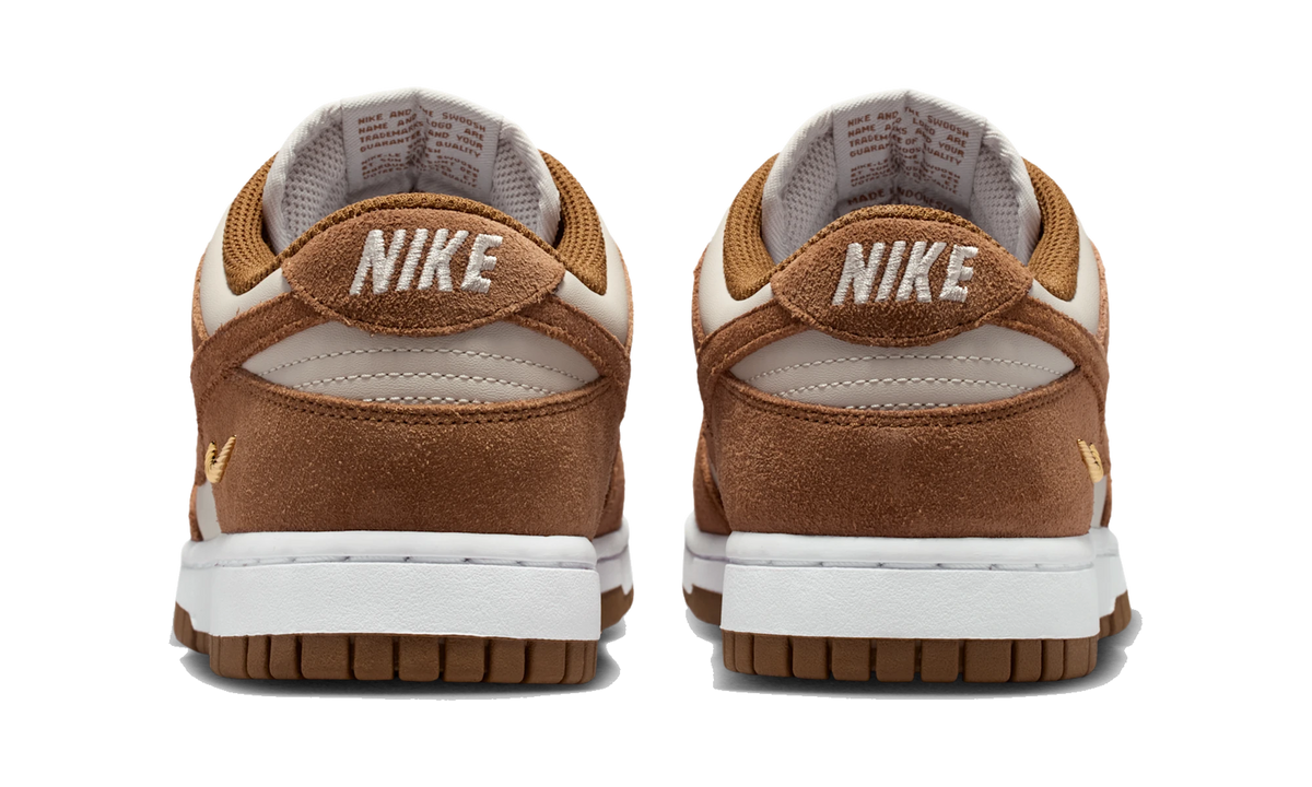 Overkicks - Nike Dunk Low Suede Light British Tan Cream (IO4244-200) - detalle talón