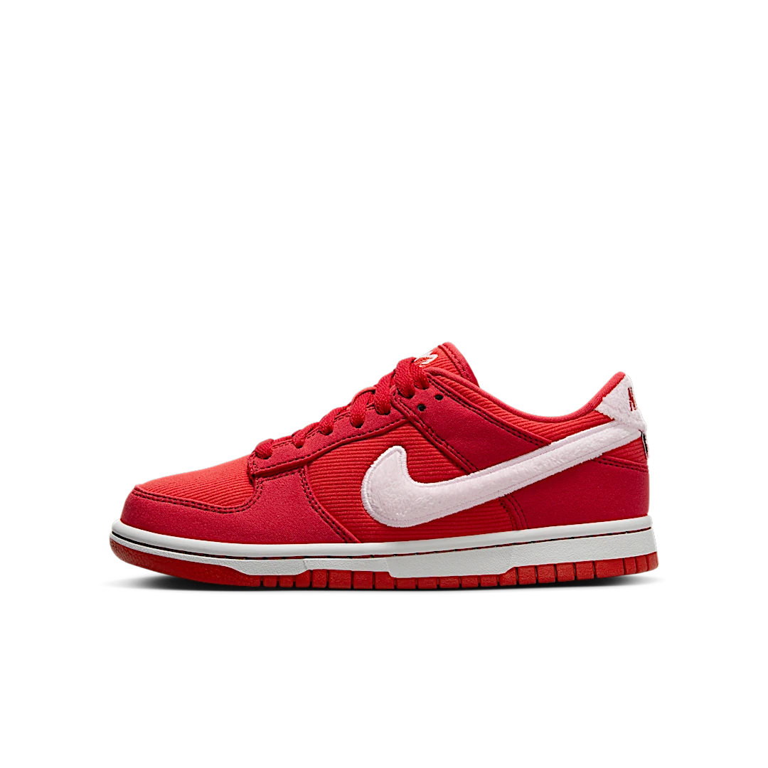 Overkicks - Nike Dunk Low Valentines Day (2024) (FZ3548-612) - vista lateral