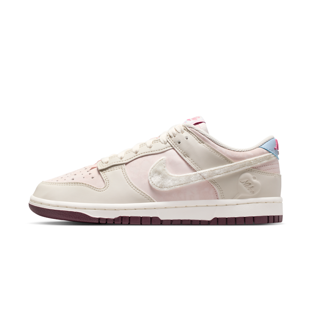 Overkicks - Nike Dunk Low Valentines Day (2026) (IQ1145-610) - vista lateral